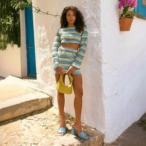 Ensemble crochet deux pièces avec haut court à manches longues et minijupe rayée
