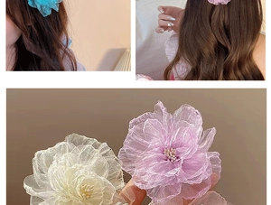 Vue macro détaillée des pinces à cheveux en organza à fleurs superposées blanc et violet