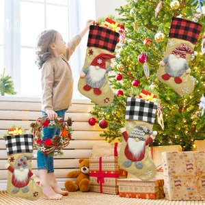 Kerstkousen met gnoom hangend in een gezellige en feestelijke woonkamer scène