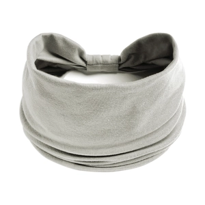 Dettaglio fascia elastica per yoga grigio chiaro con nodo su sfondo bianco pulito