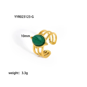 Dettaglio anello vintage placcato oro con pietra naturale verde ovale da 10 mm