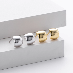 Pendientes minimalistas de plata S925 con acabados pulidos en oro y plata brillante