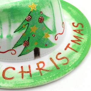 Détail d'un chapeau de Noël en feutre avec texte pailleté rouge et sapins verts