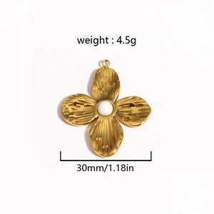 Detail view of a gold clover pendant showing 4.5g weight and 30mm size dimensions