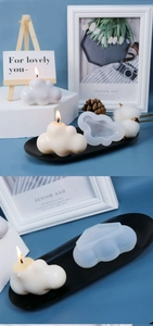 Dettaglio dello stampo in silicone a nuvola 3D per candele e saponi su sfondo blu