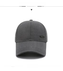 Detailansicht der dunkelgrauen Baseballkappe mit hochwertigem Metall-Mode-Label