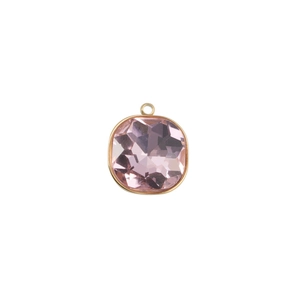 Détail d'un pendentif carré en pierre de naissance rose avec monture en acier doré poli
