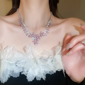 Vista dettagliata della collana a fiore con cristalli rosa e catena d'argento