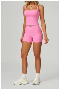 Détail de l'ensemble de yoga rose avec haut à col carré et short à taille croisée