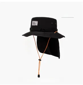 Détail d'un chapeau de soleil avec protège-nuque, aérations et cordon coupe-vent orange
