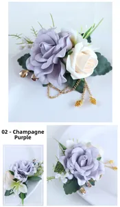 Détail de boutonnière rose lavande et crème avec chaînes dorées et pendentifs cristal