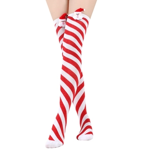 Dettaglio calze natalizie sopra il ginocchio a righe bianche e rosse con Babbo Natale