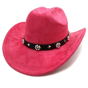 Détail d'un chapeau de cowboy rose avec clous argentés et ornements floraux en perles sur cuir