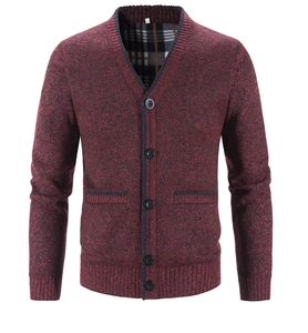 Detail der weinroten Strickjacke mit schwarzen Knöpfen und schwarz-weißem Karofleece-Futter