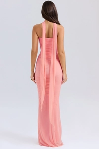 Détail de la robe longue dos nu rose montrant le tissu en maille plissée et la silhouette