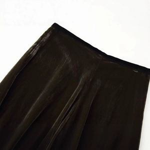 Elegante gonna di velluto marrone scuro con vita alta e texture pregiata