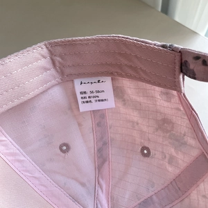 Vue détaillée de l'intérieur d'une casquette en coton avec coutures et étiquette