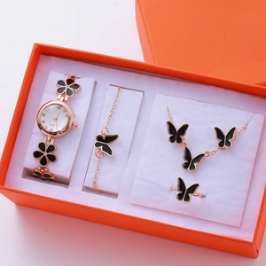 Detailansicht des Roségold-Blumenschmucksets mit Uhr und Halskette in oranger Geschenkbox