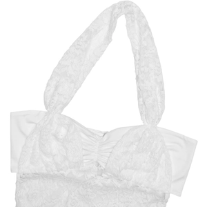 Détails d'une robe dos nu en dentelle blanche avec textures florales et plis délicats