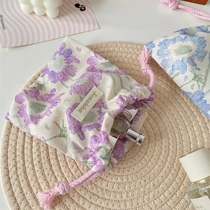 Sacchetto floreale con coulisse rosa per profumi e piccoli oggetti vari