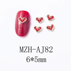Détail de bijoux d'ongles en cœur rouge avec base dorée et dimensions de 6x5mm
