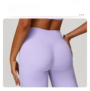 Vue macro de la couture en V sur le legging violet à taille haute pour galber les fesses
