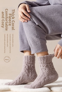 Gros plan de chaussettes épaisses en polaire corail violette avec bords côtelés