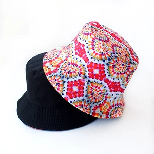 Detail des bunten Paisley-Mandala-Musters auf einem wendbaren Streetstyle-Anglerhut