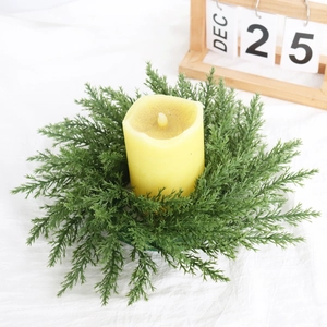 Gros plan d'une bougie LED avec couronne de pin vert pour décoration de table de Noël