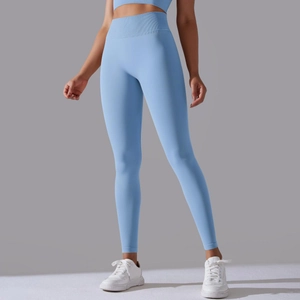 Detail der nahtlosen High Waist Yoga Leggings in Hellblau mit breitem Rippbund