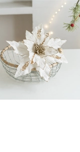 Dettaglio del fiore di stella di Natale in velluto bianco con glitter e paillettes