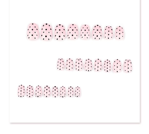 Vue à plat de 24 faux ongles courts et ronds avec pois noirs sur une base rose clair