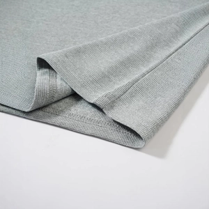Pull rétro pour homme en maille gaufrée grise avec col zippé et finitions soignées
