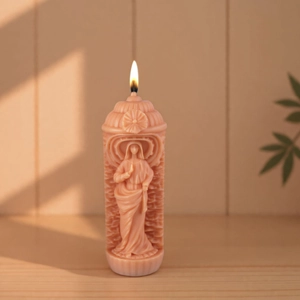 Künstlerische Duftkerze mit Maria Skulptur und eleganter brennender Flamme auf Holzsockel