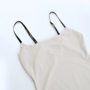 Nahaufnahme des beigen Satin-Unterkleids mit verstellbaren Trägern und glatter Textur