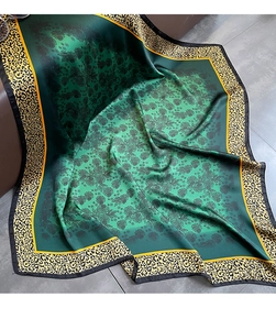 Détail d'un foulard carré en soie avec centre floral et bordure imprimé léopard