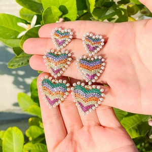 Boucles d'oreilles cœur arc-en-ciel à trois niveaux avec zircons et perles