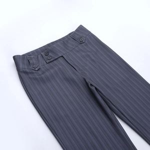 Détail du pantalon évasé à rayures grises avec taille à double boutonnage et texture fine