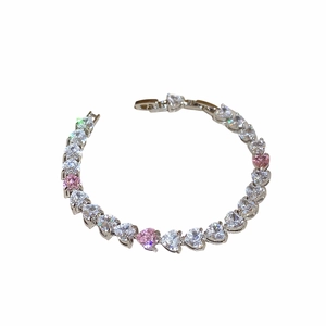 Elegant heart-shaped zircon bracelet featuring alternating pink and white crystals