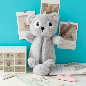 Détail de la trousse ours en peluche grise montrant la fermeture éclair et la texture douce