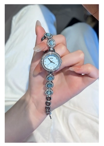 Gros plan détaillé du bracelet de montre argenté avec pierres œil-de-chat bleues et cristaux