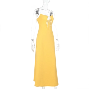 Détail d'une robe longue jaune en maille gaufrée avec tissu texturé et lacet frontal