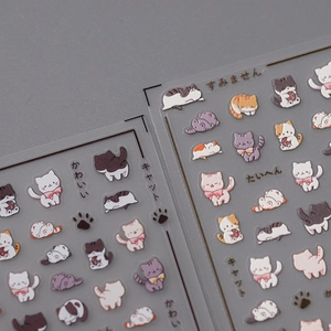Matte Relief-Nagelaufkleber mit niedlichen japanischen Katzenmotiven in verschiedenen Posen