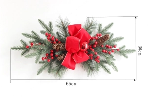 Détail de guirlande Noël avec nœud rouge, pommes de pin et baies, dimensions 65cm x 30cm