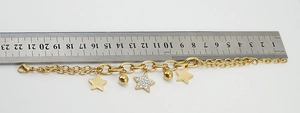Détail du bracelet étoile plaqué or 18 carats avec règle montrant la longueur de 22 cm