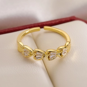 Raffinato anello in rame placcato oro 18K con quattro cuori in zircone su portagioie