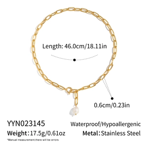 Détail du collier chaîne trombone dorée de 46 cm avec pendentif perle d'eau douce