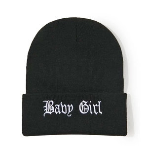 Détail de la broderie Baby Girl sur bonnet en maille noire avec texture côtelée