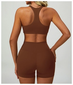 Vista posteriore del set yoga marrone senza cuciture con reggiseno sportivo e pantaloncini