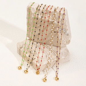 Colliers minimalistes en acier doré avec perles colorées et pendentifs en forme de cœur
